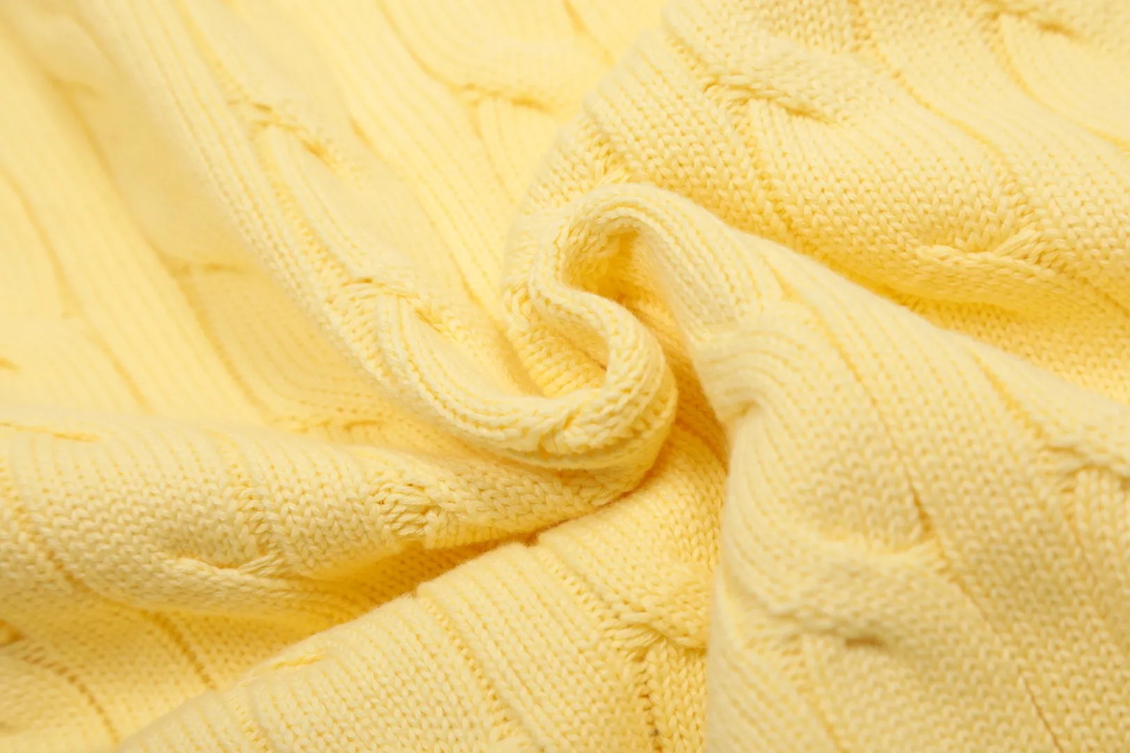 🅿️230 "Top quality" Style number: DS006# [Ralph Lauren round neck solid color pony embroidered logo twist knitted cardigan] ✅Ralph Lauren classic basic versatile knitted cardigan jacket for all seasons ✅Main supplier platform live broadcast Wholesale entity Replacement if out of stock No removal from shelves ✅ZP quality 1:1 version Scan code to enter the GF website Counter quality ✅Detailed quality The only one in Guangzhou Imported quality cotton yarn Focusing on high-end, cost-effective, and good quality. Needless to say, the version is restored to the original version. The maximum size can be worn up to 160 pounds. Loose, comfortable and stress-free. ✅The upper body is simple and easy to match. A must-have for goddess ootd. Good-looking clothes are never picky. A must-have in the goddess’ wardrobe. Size: S-XL. Color: Black, navy, off-white, gray, light blue, light pink, colorful blue, khaki, bright yellow, purple, Chinese red, turquoise green.